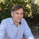Professor Sven-Erik Rose in front of a tree